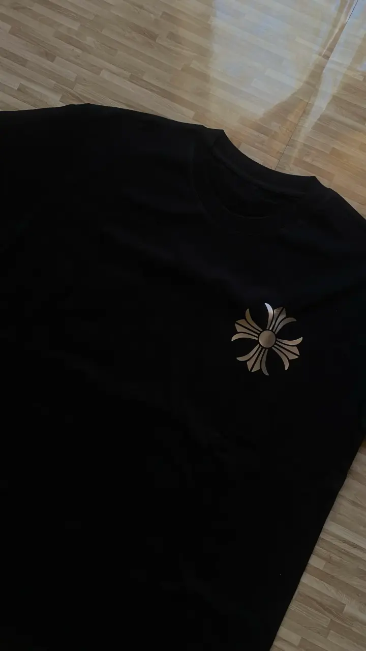 Polera Chrome Hearts negra con logos engomados