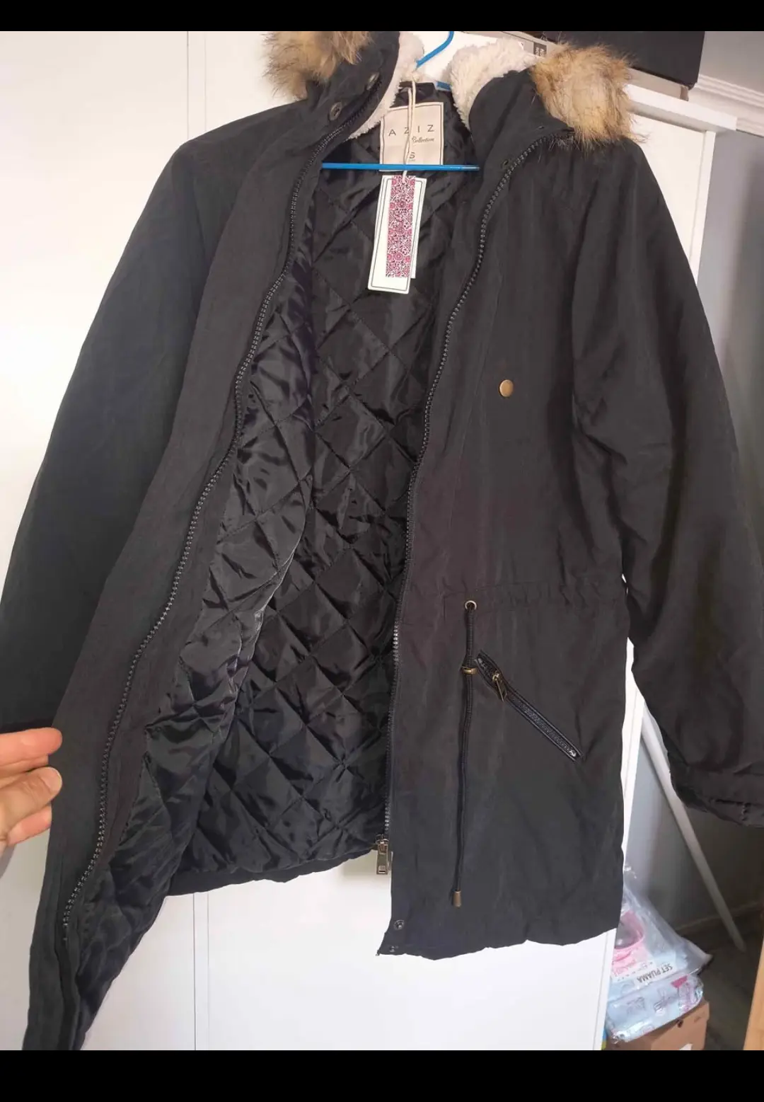Chaqueta negra con capucha de chiporro - miniatura 4