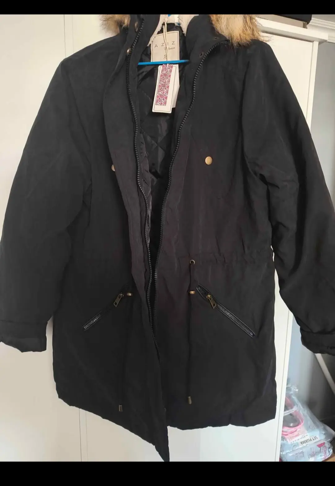 Chaqueta negra con capucha de chiporro - miniatura 5
