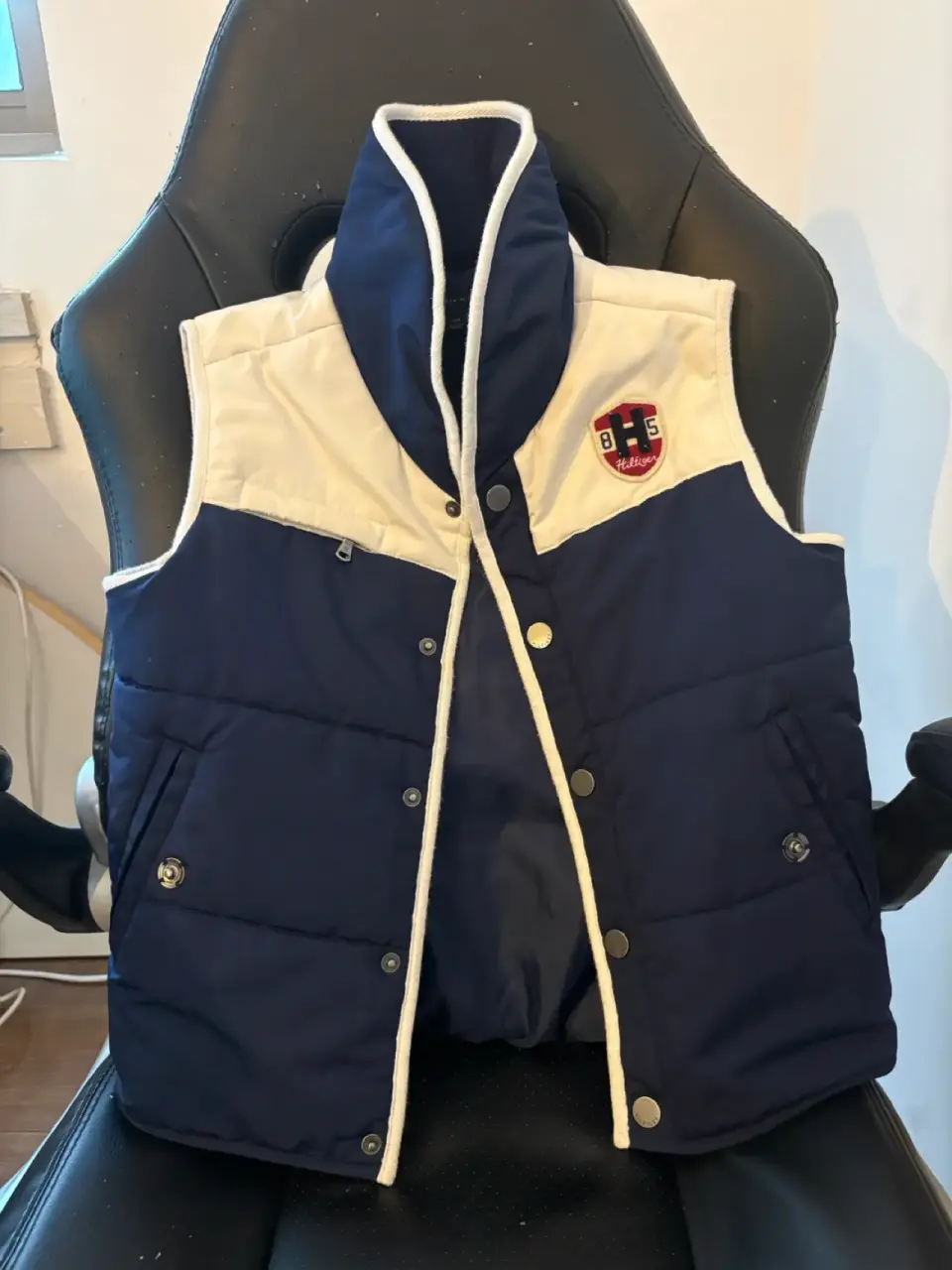 Parka sin mangas acolchado azul y blanco