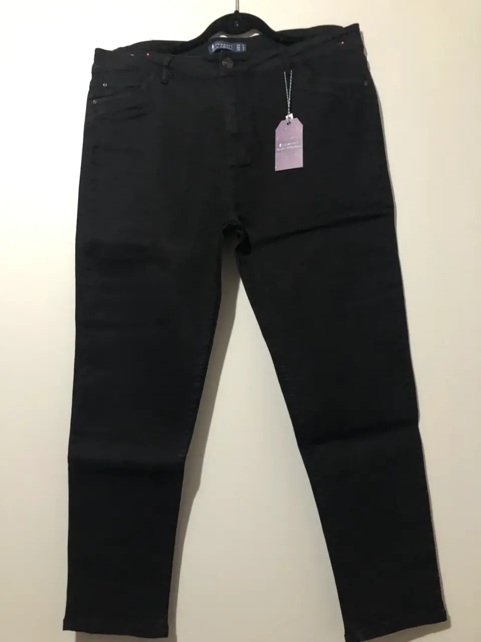 Pantalón negro con etiqueta