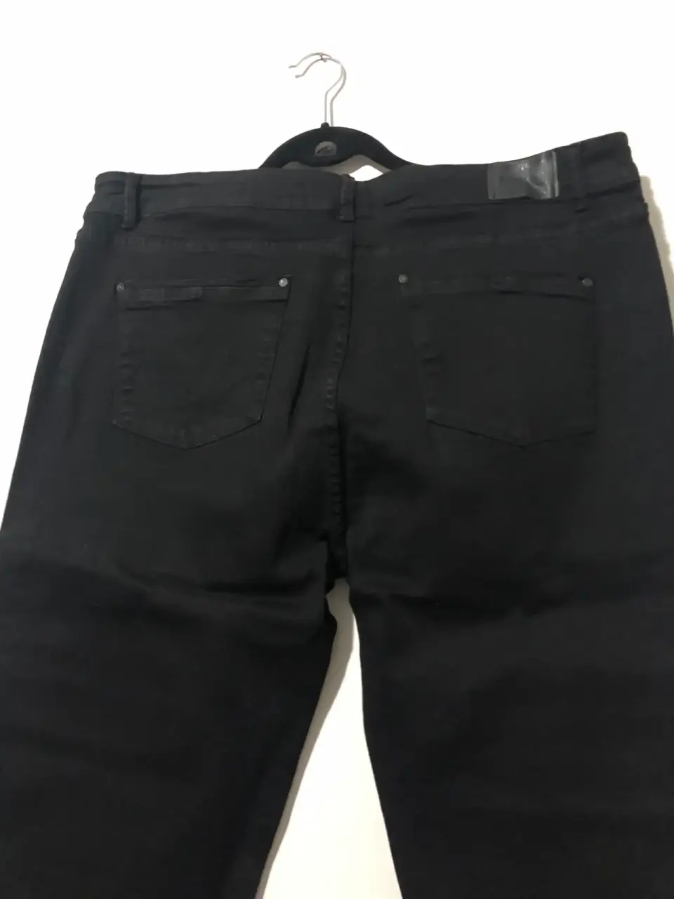 Pantalón negro con etiqueta - miniatura 2