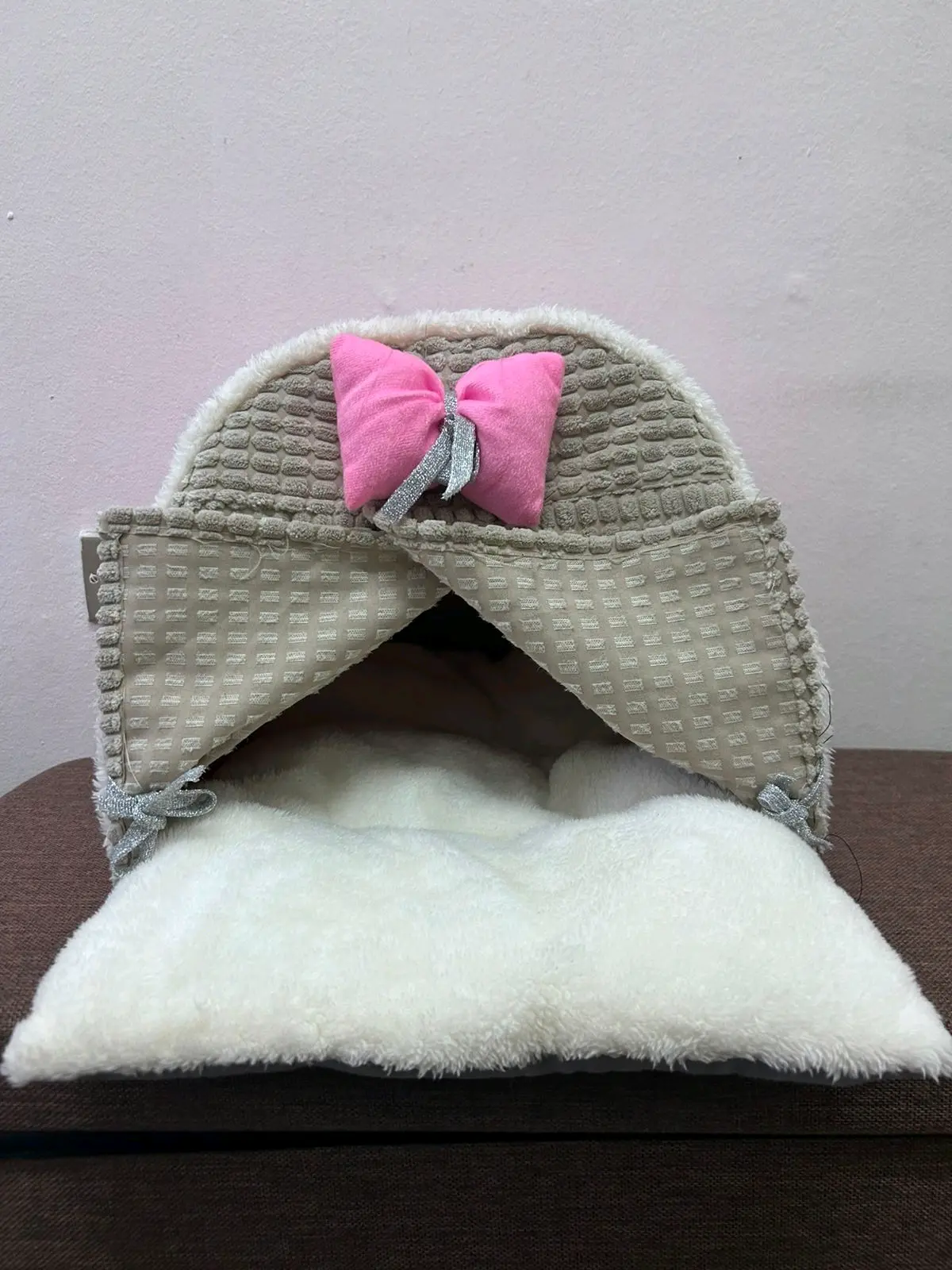 Cama para mascota con lazo rosa - miniatura 1