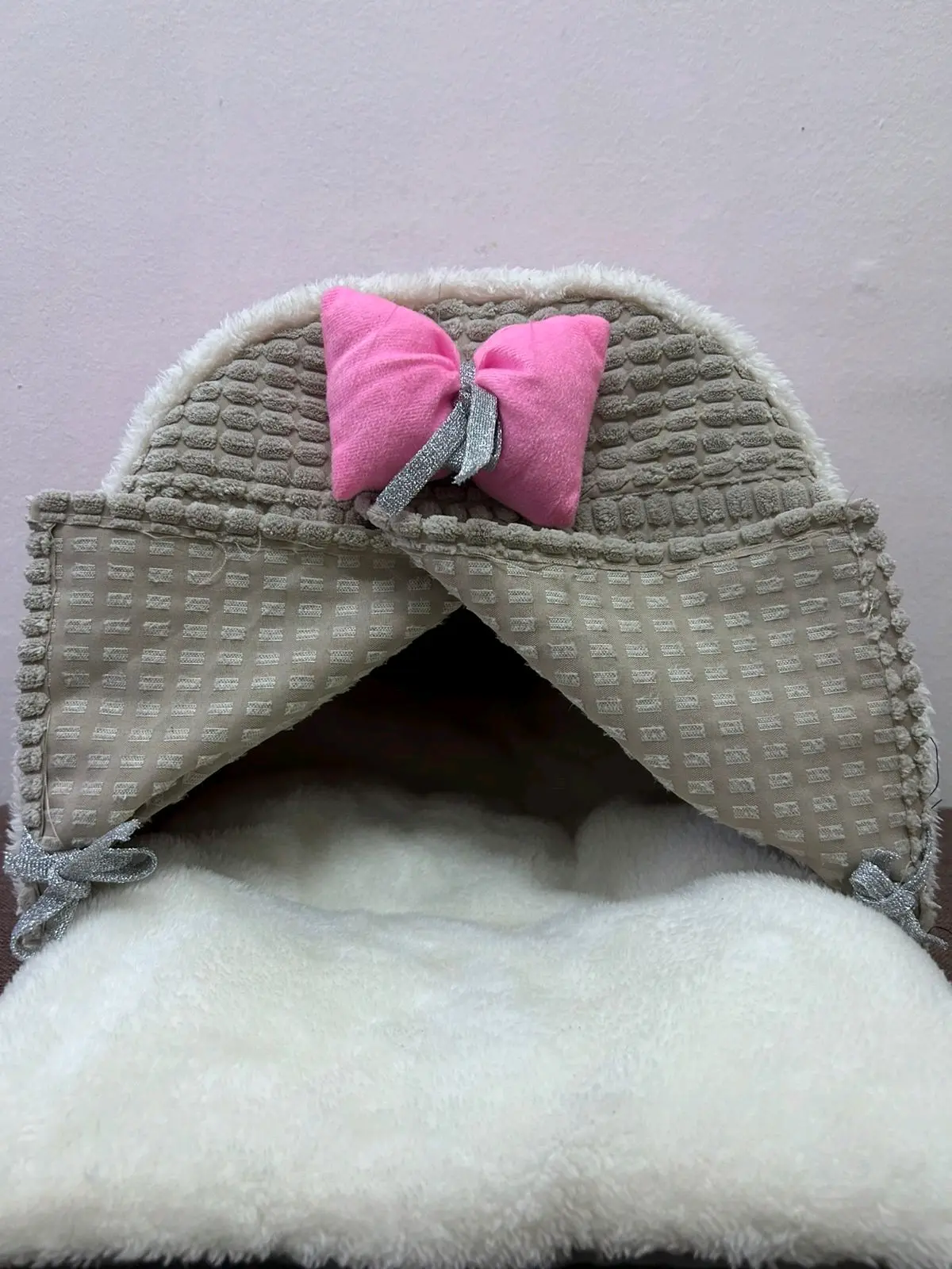 Cama para mascota con lazo rosa - miniatura 2