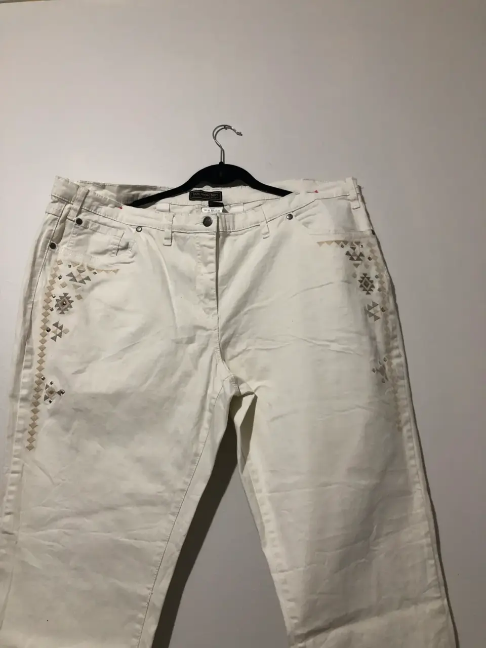 Pantalones blancos con diseño
