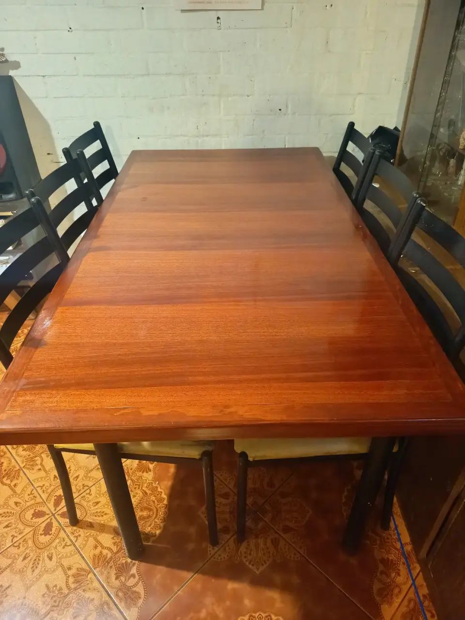 Mesa de madera con sillas - miniatura 2