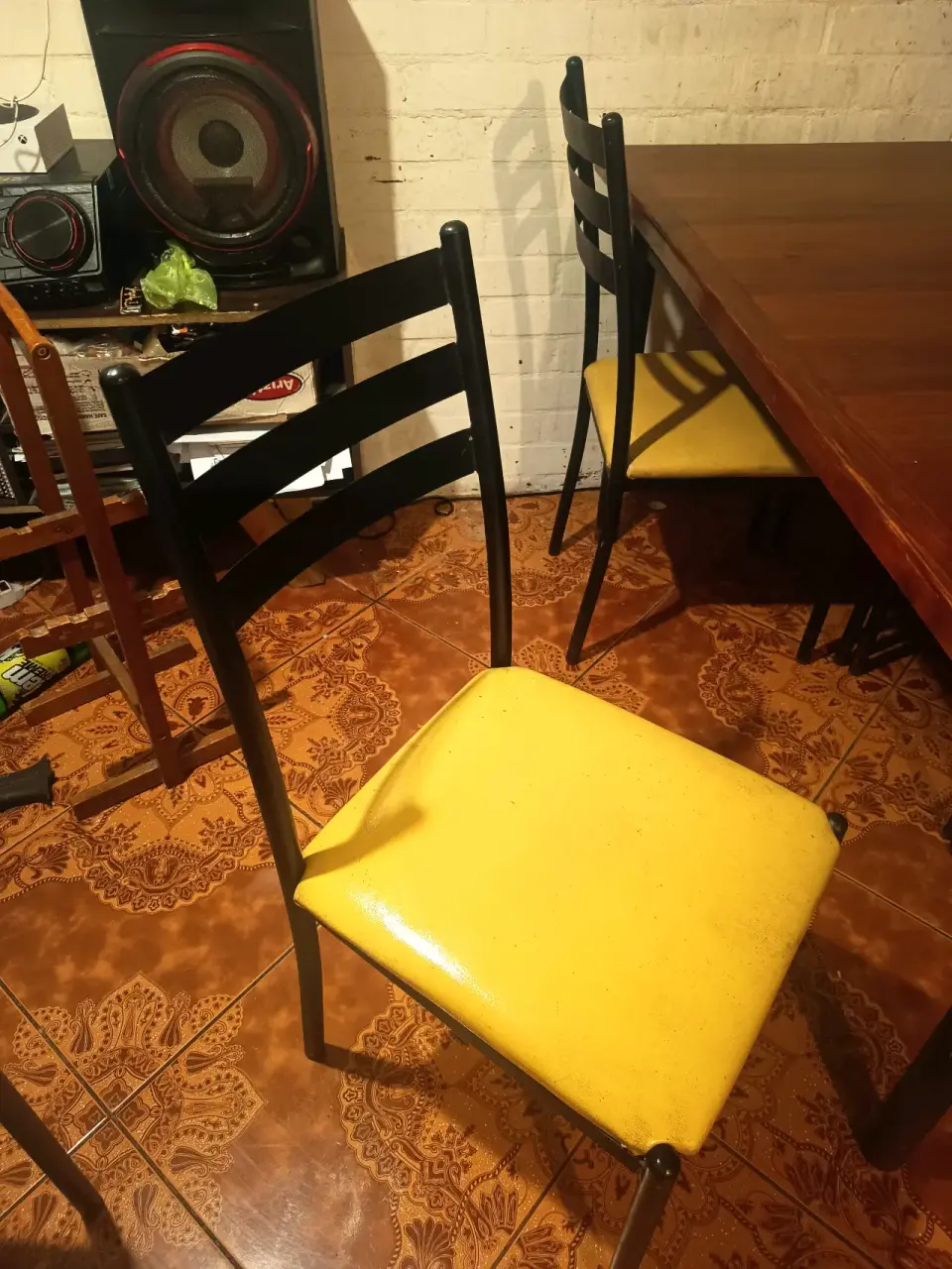 Mesa de madera con sillas - miniatura 3