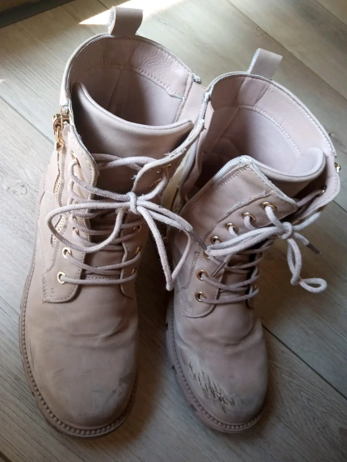 Botas beige con cordones - miniatura 1