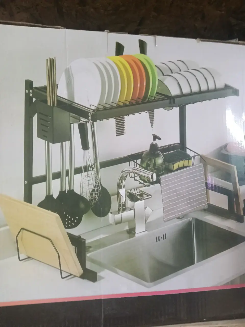 Escurridor de platos sobre lavaplatos