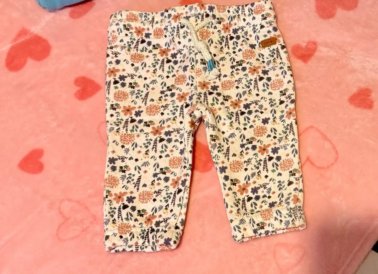 Pantalones de bebé con estampado floral