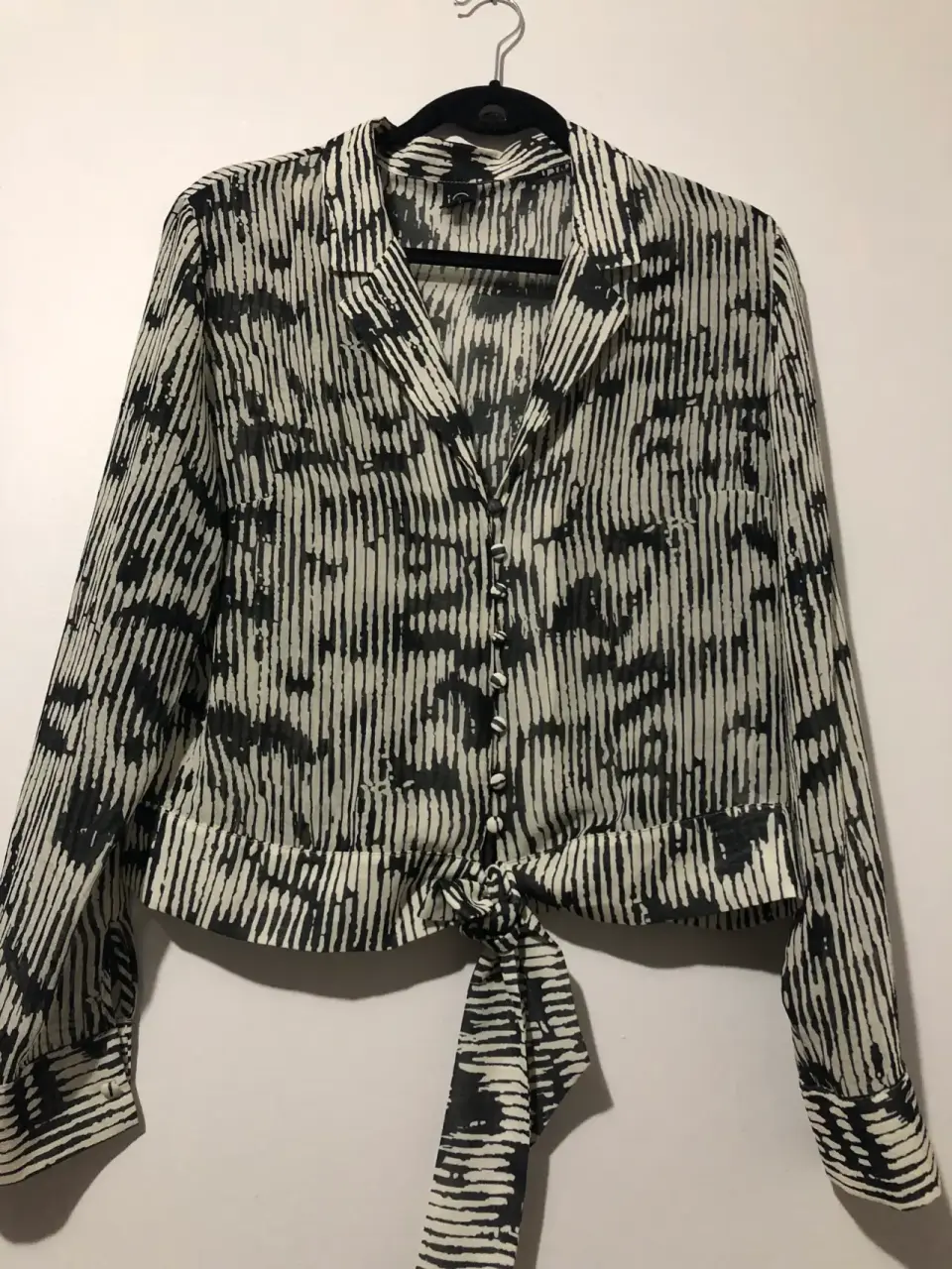 Blusa negra y blanca estampada