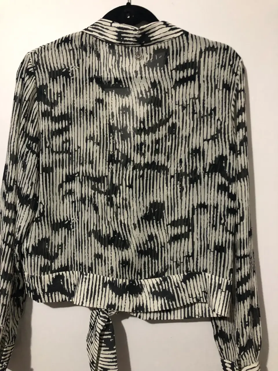 Blusa negra y blanca estampada - miniatura 2
