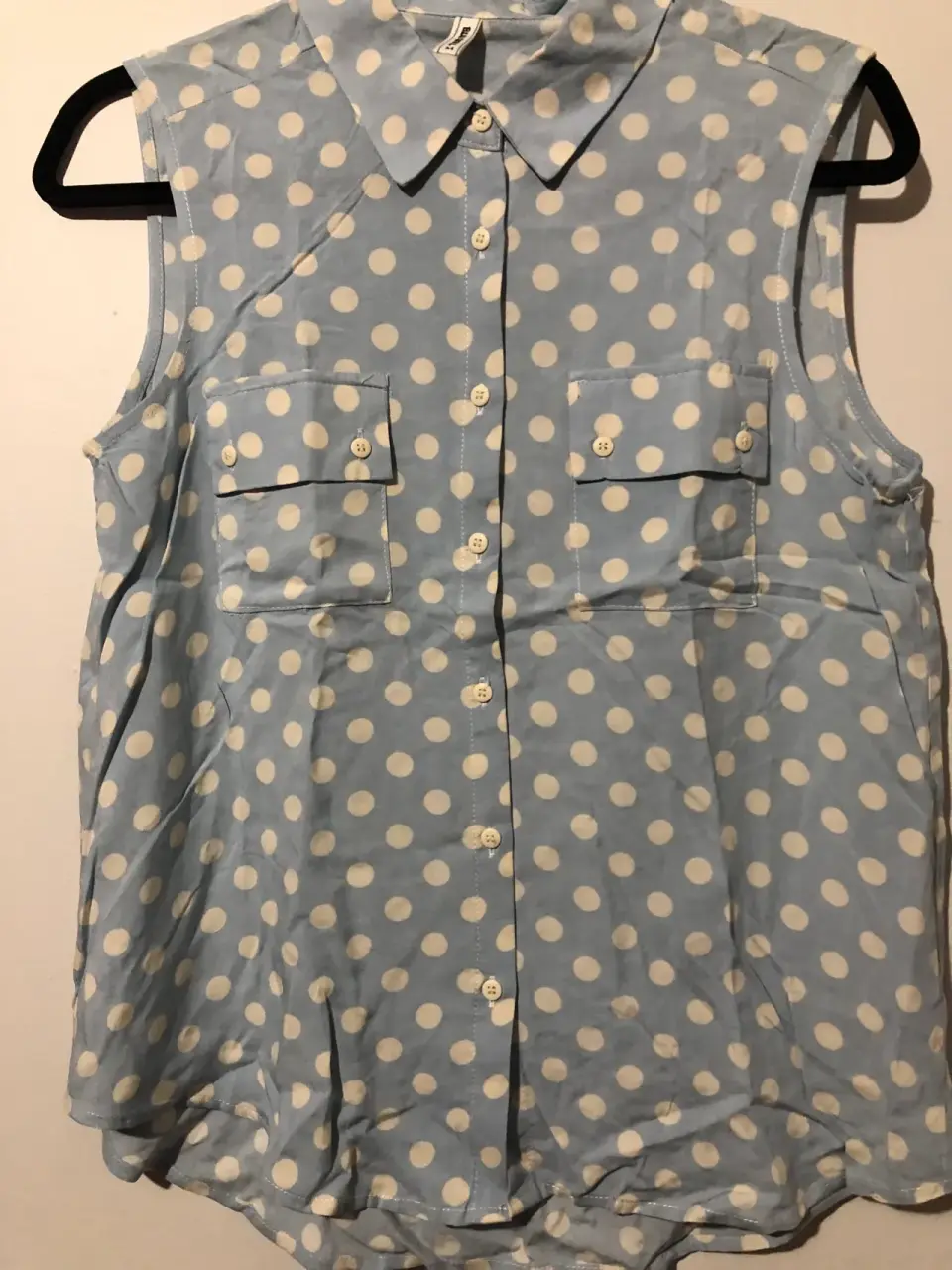 Blusa azul de lunares