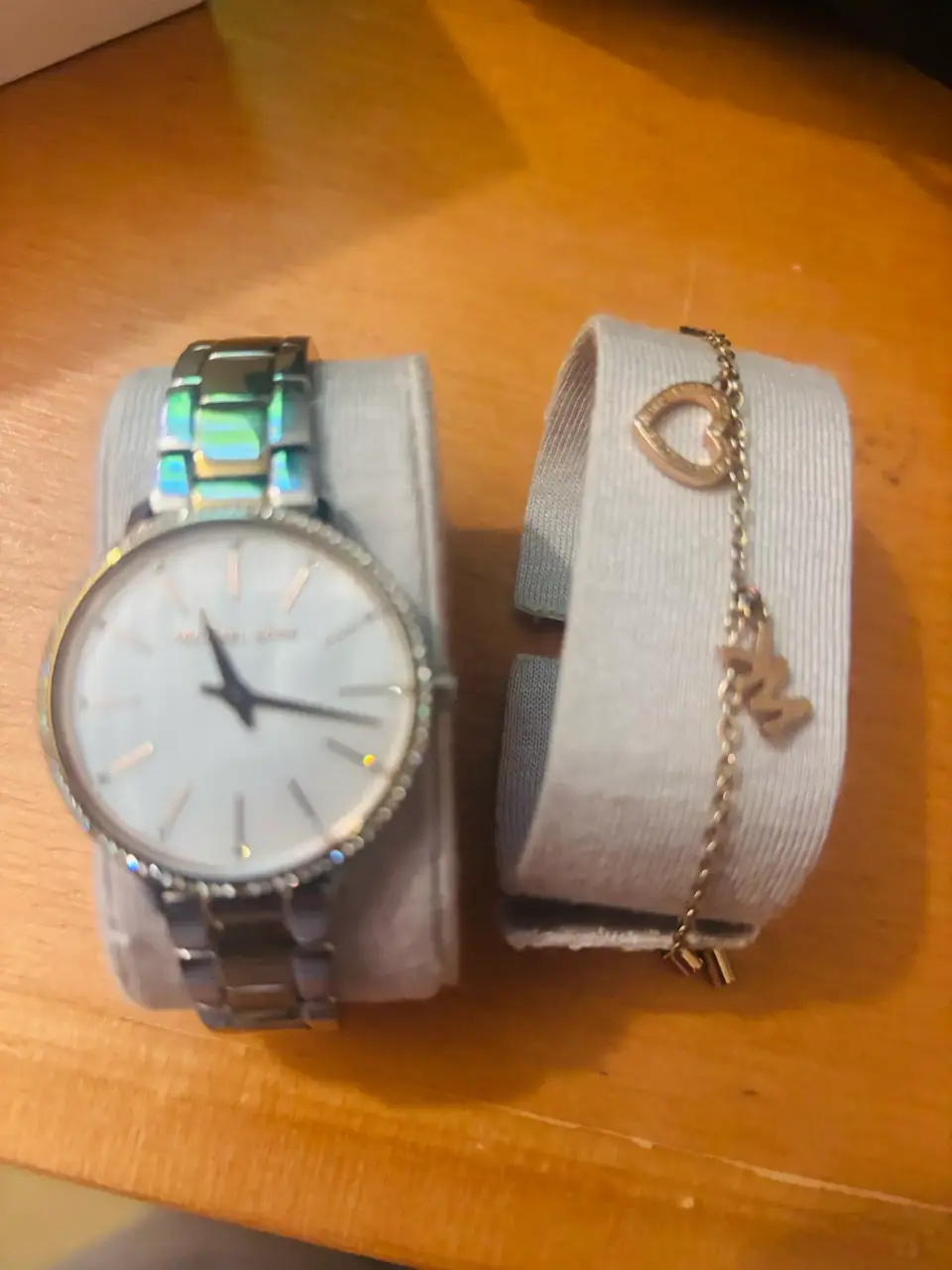 Reloj y pulsera dorada - miniatura 1