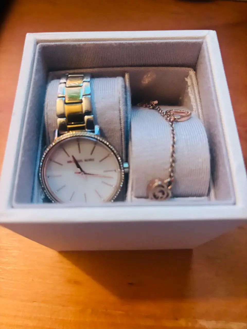 Reloj y pulsera dorada - miniatura 3