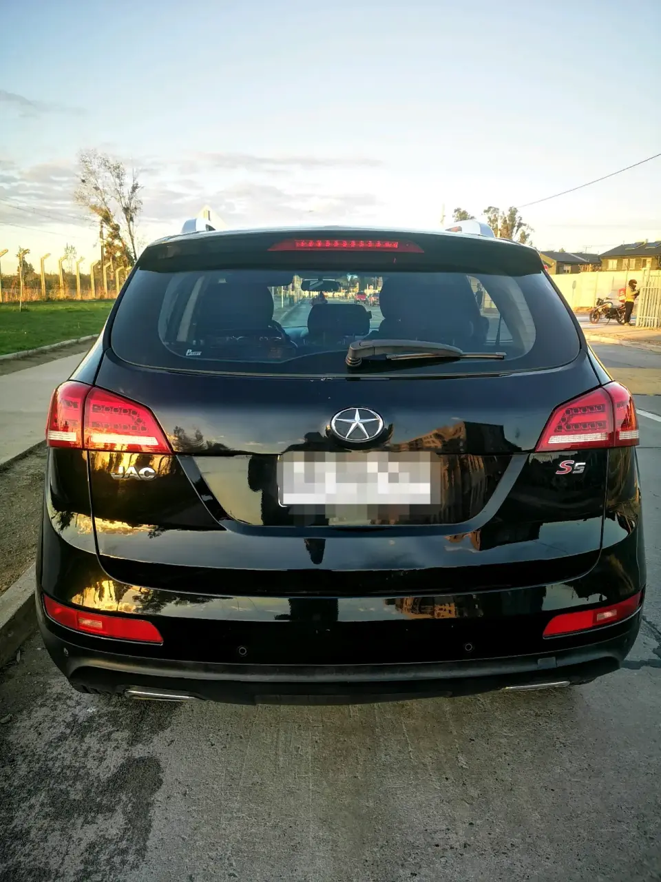SUV negro en buen estado - miniatura 2
