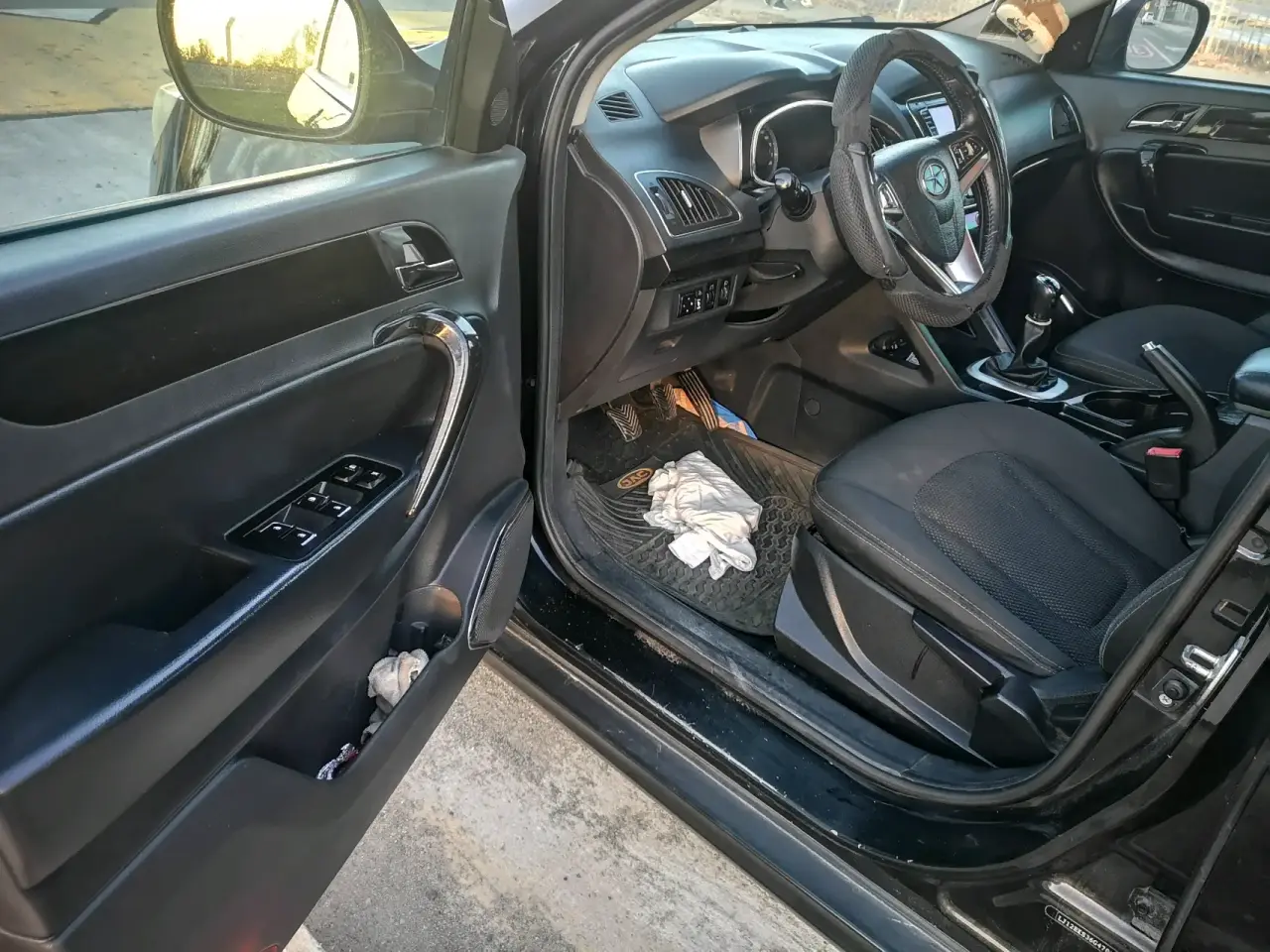 SUV negro en buen estado - miniatura 3
