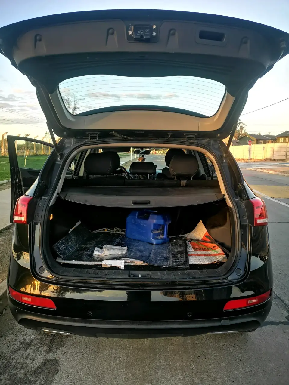 SUV negro en buen estado - miniatura 4