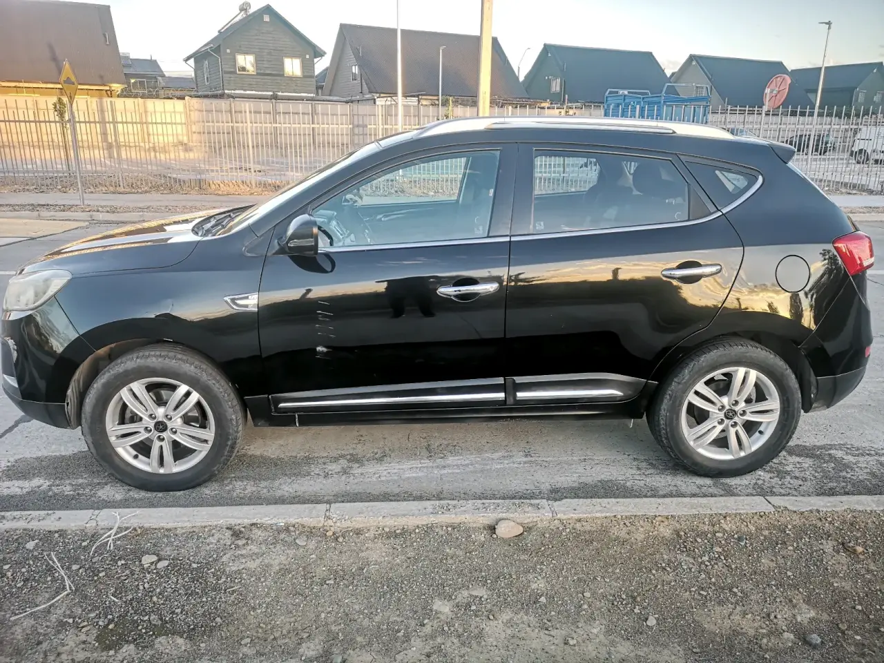 SUV negro en buen estado - miniatura 5
