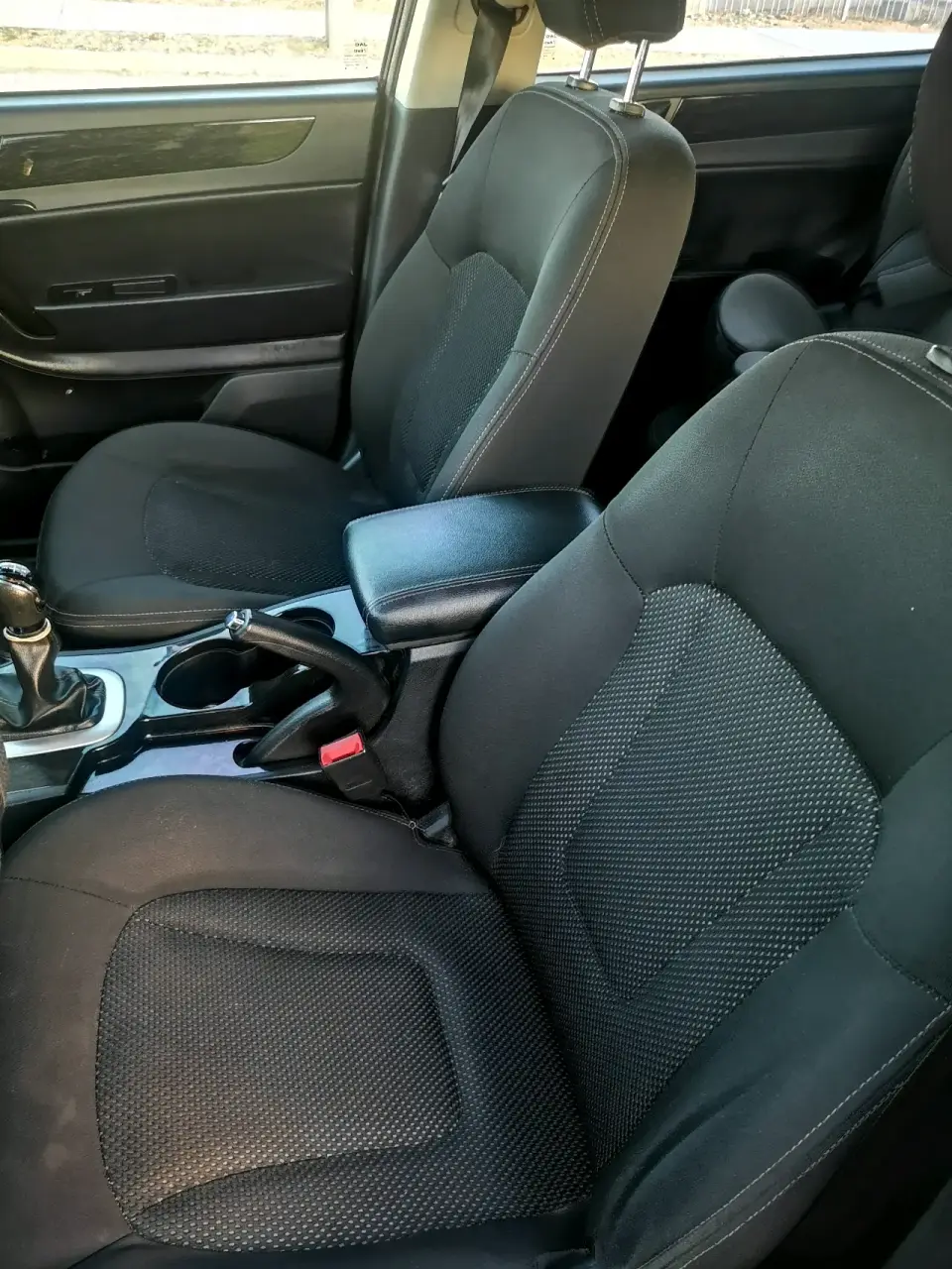 SUV negro en buen estado - miniatura 6