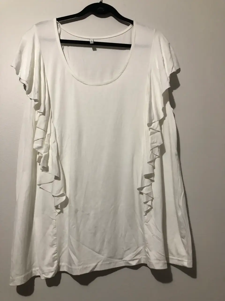 Polera blanca con volantes