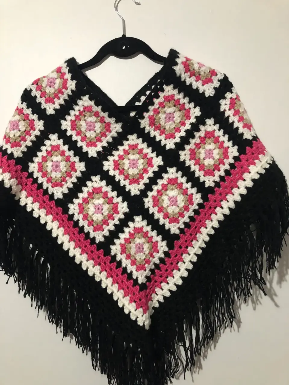 Poncho artesanal negro y rosa