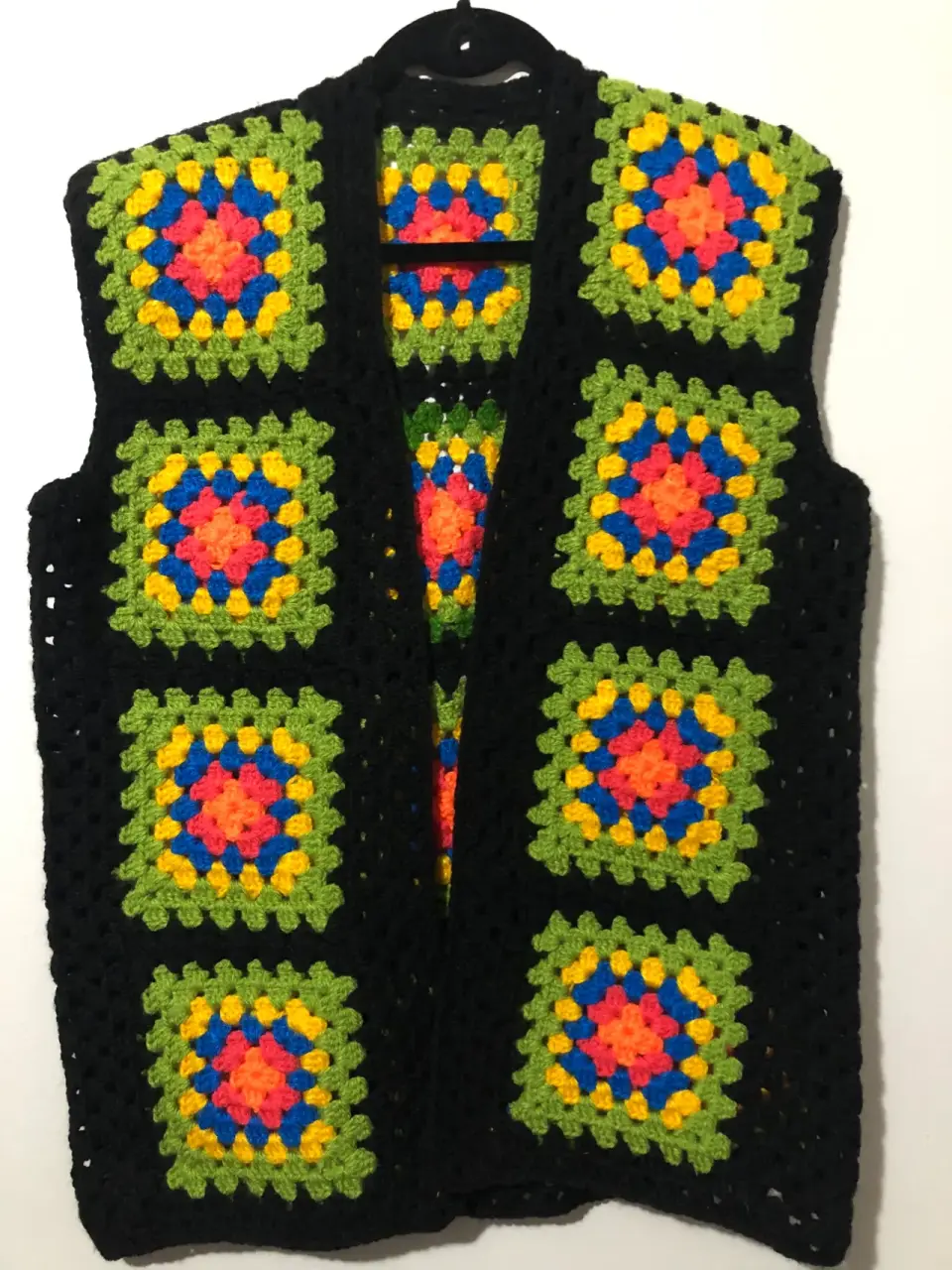 Chaleco tejido a crochet colorido
