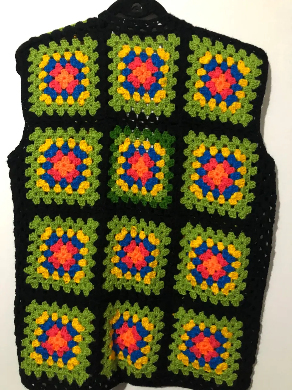 Chaleco tejido a crochet colorido - miniatura 2