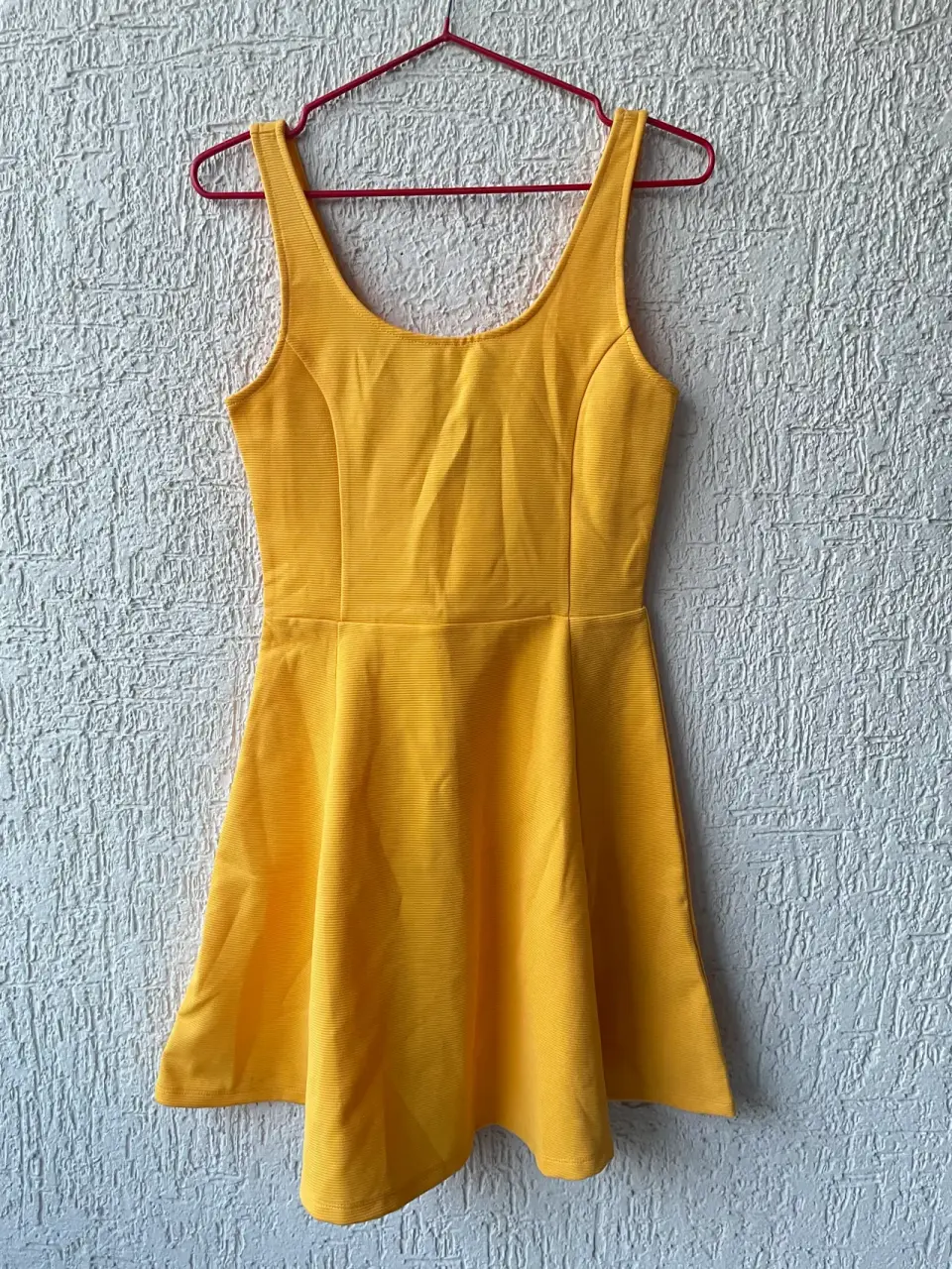 Vestido amarillo sin mangas - miniatura 1