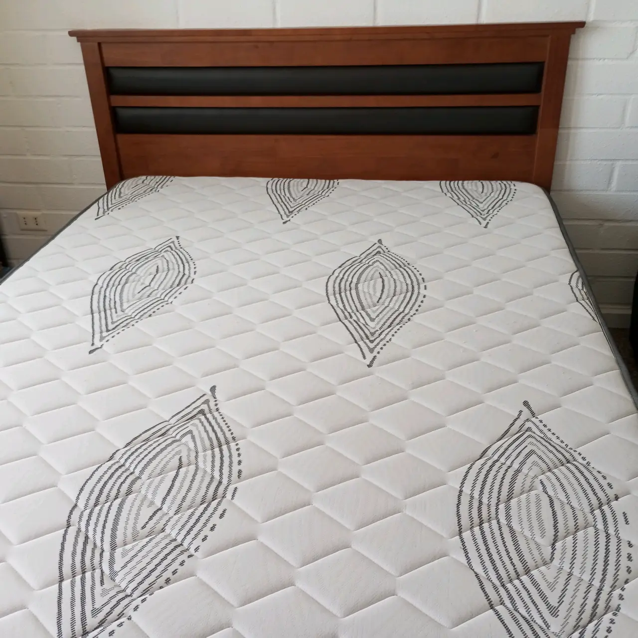 Cama matrimonial con colchón - miniatura 1