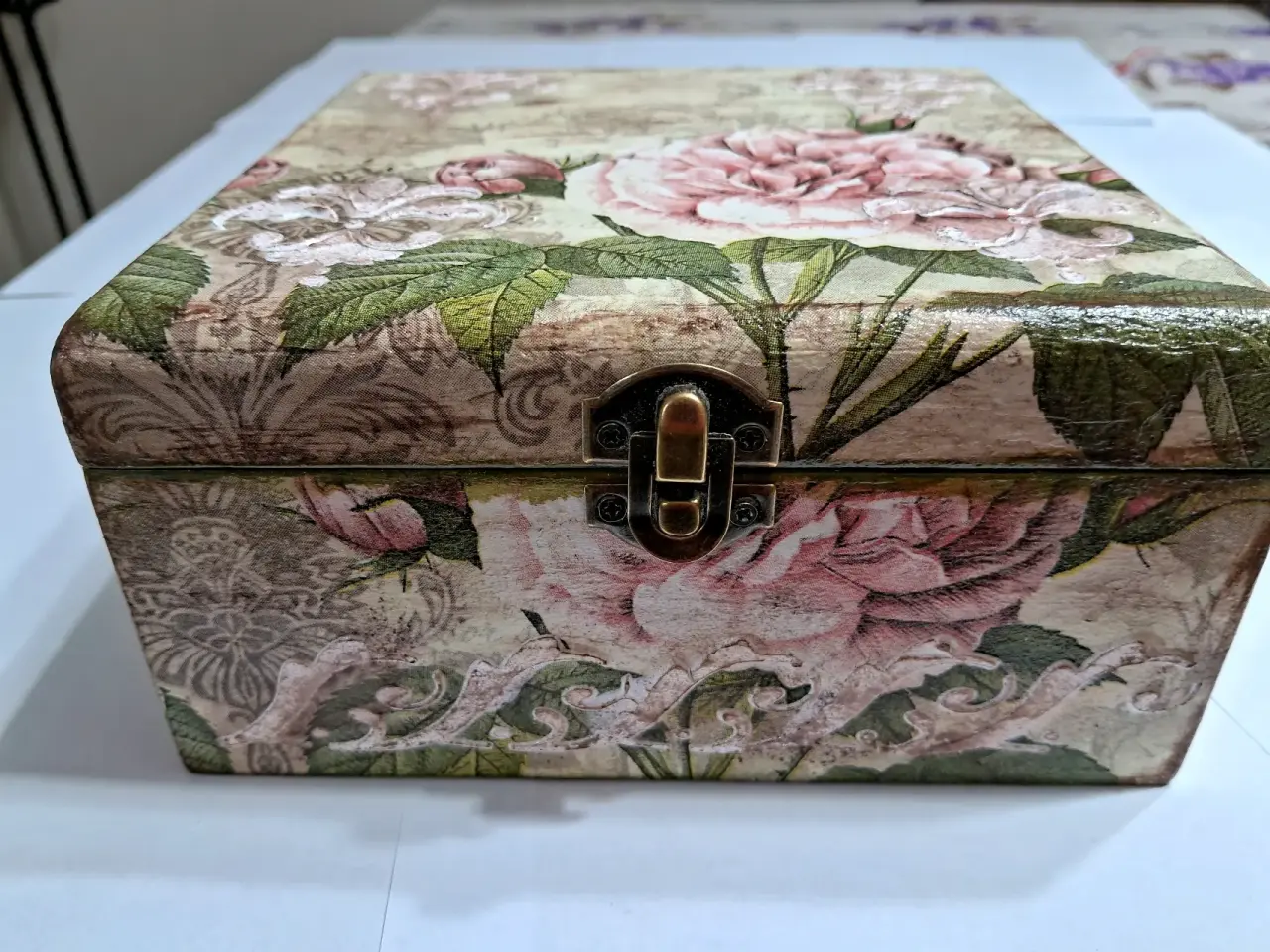 Caja decorativa con flores - miniatura 1