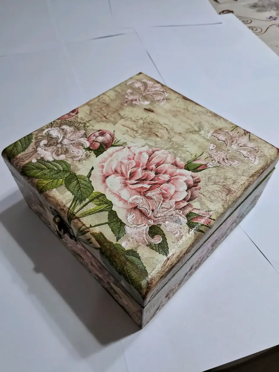 Caja decorativa con flores - miniatura 2