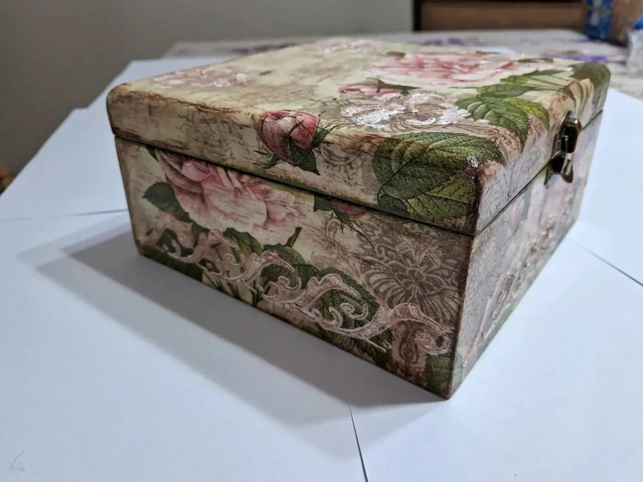 Caja decorativa con flores - miniatura 3