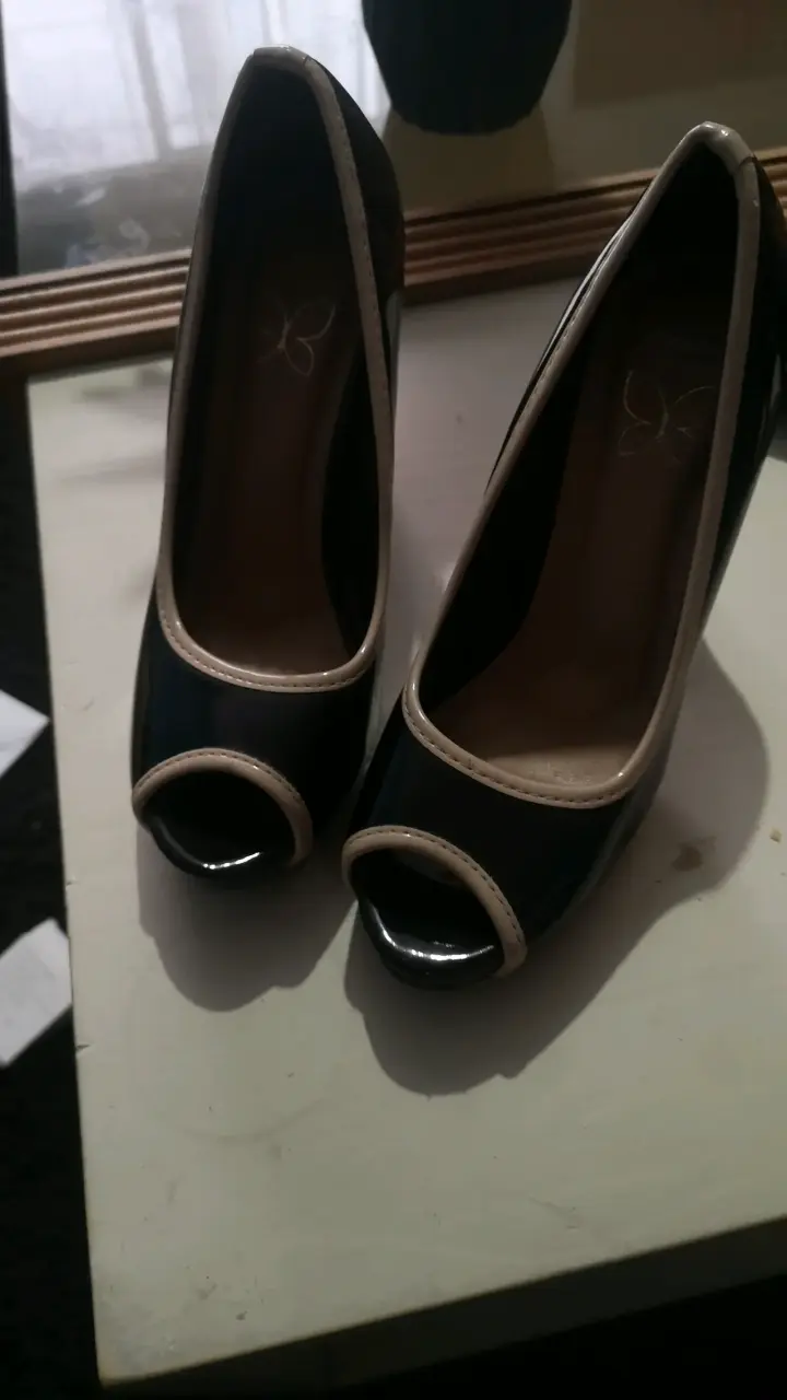 Zapatos de tacón negro brillantes - miniatura 2