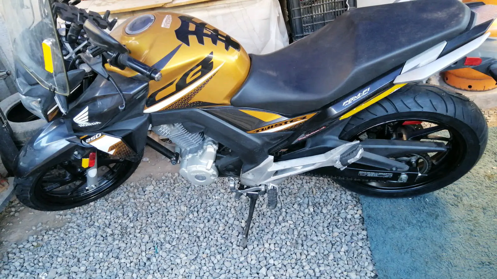 Moto deportiva Honda 250 dorada - miniatura 1