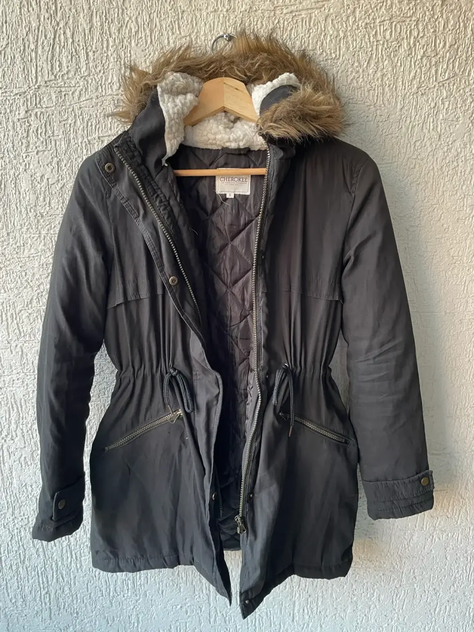 Parka negra con capucha