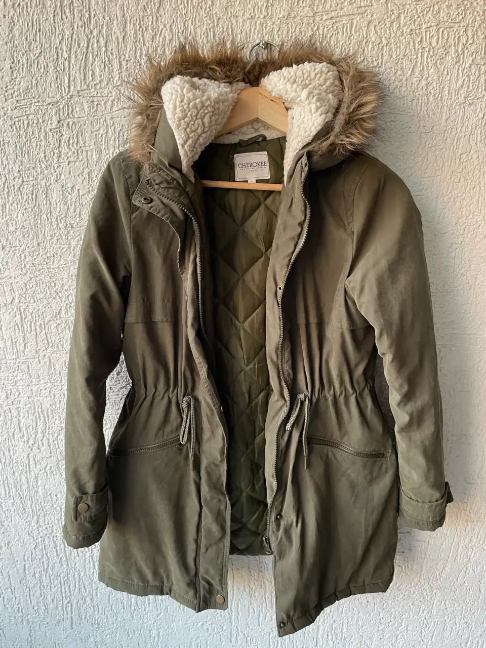 Parka verde con gorro de piel sintética