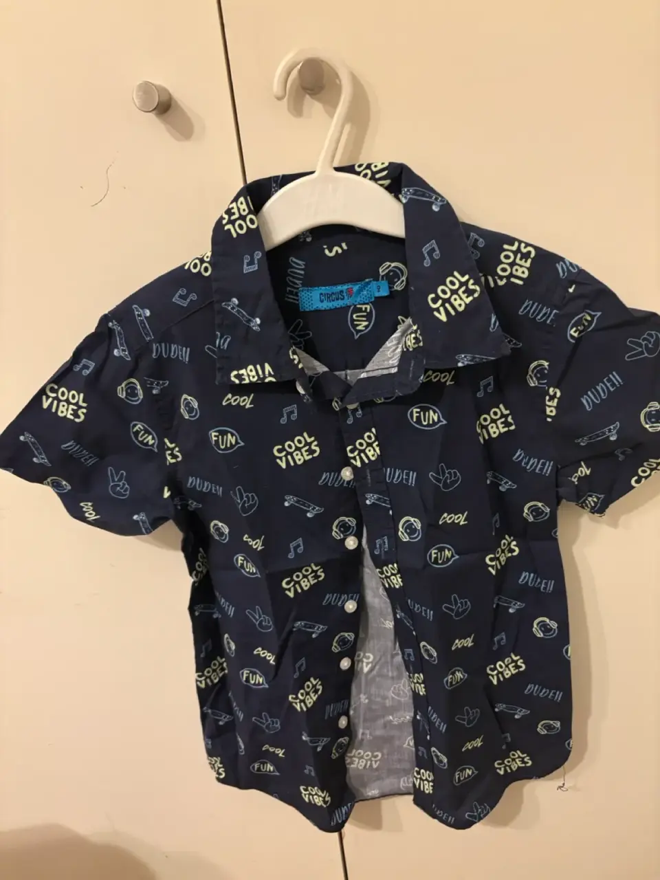 Camisa azul infantil con estampado