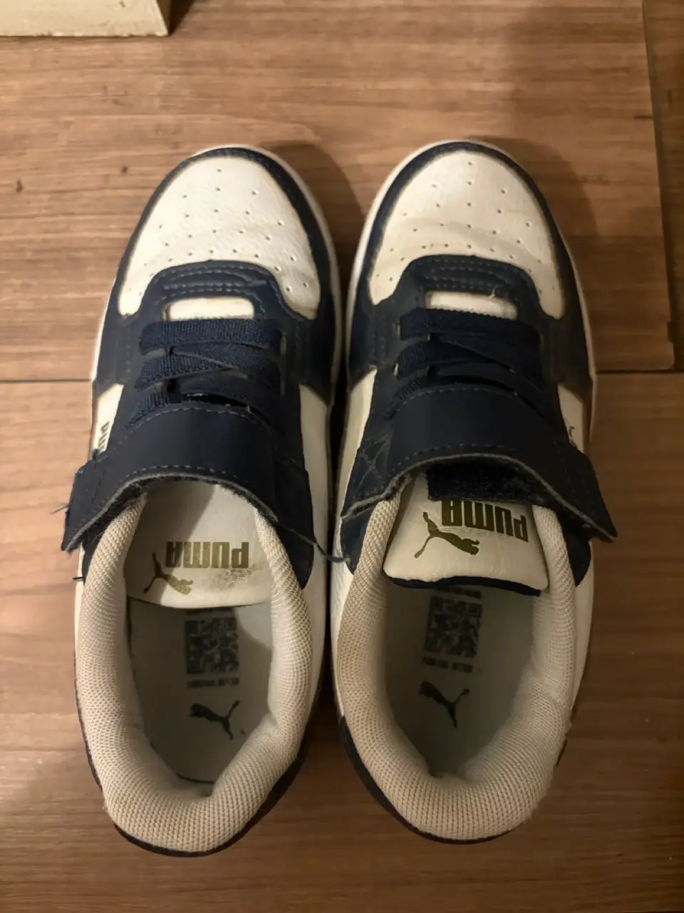 Zapatillas deportivas blancas y azules