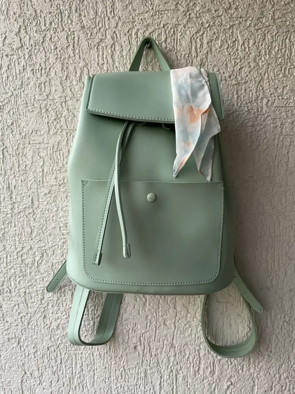 Mochila verde menta con pañuelo
