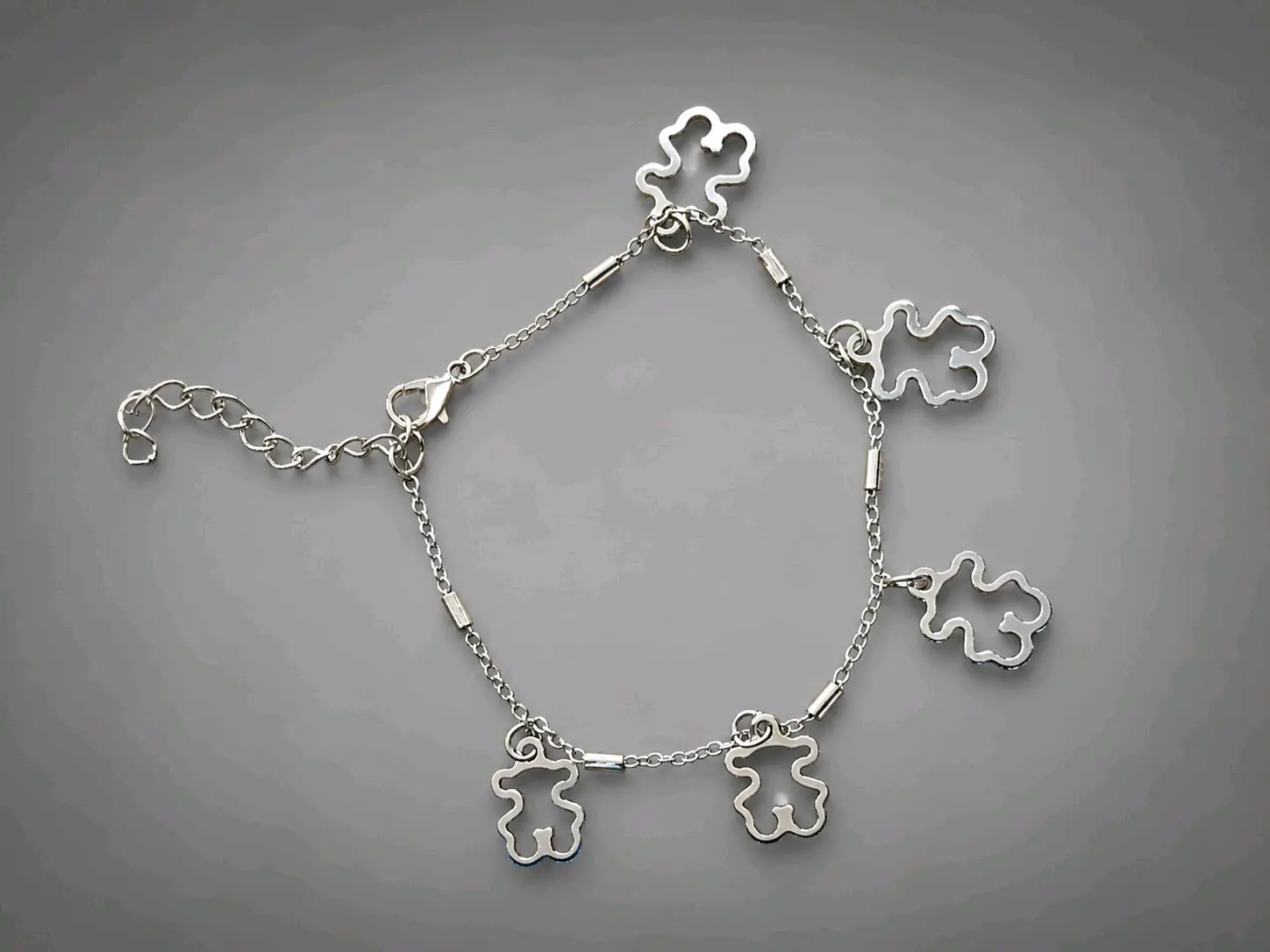 Pulsera plateada con colgantes - miniatura 1