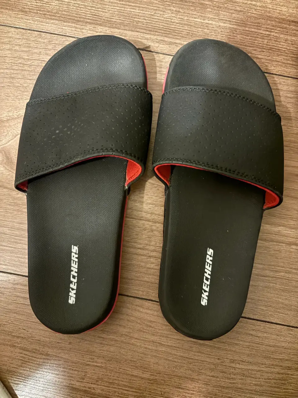Sandalias negras Skechers
