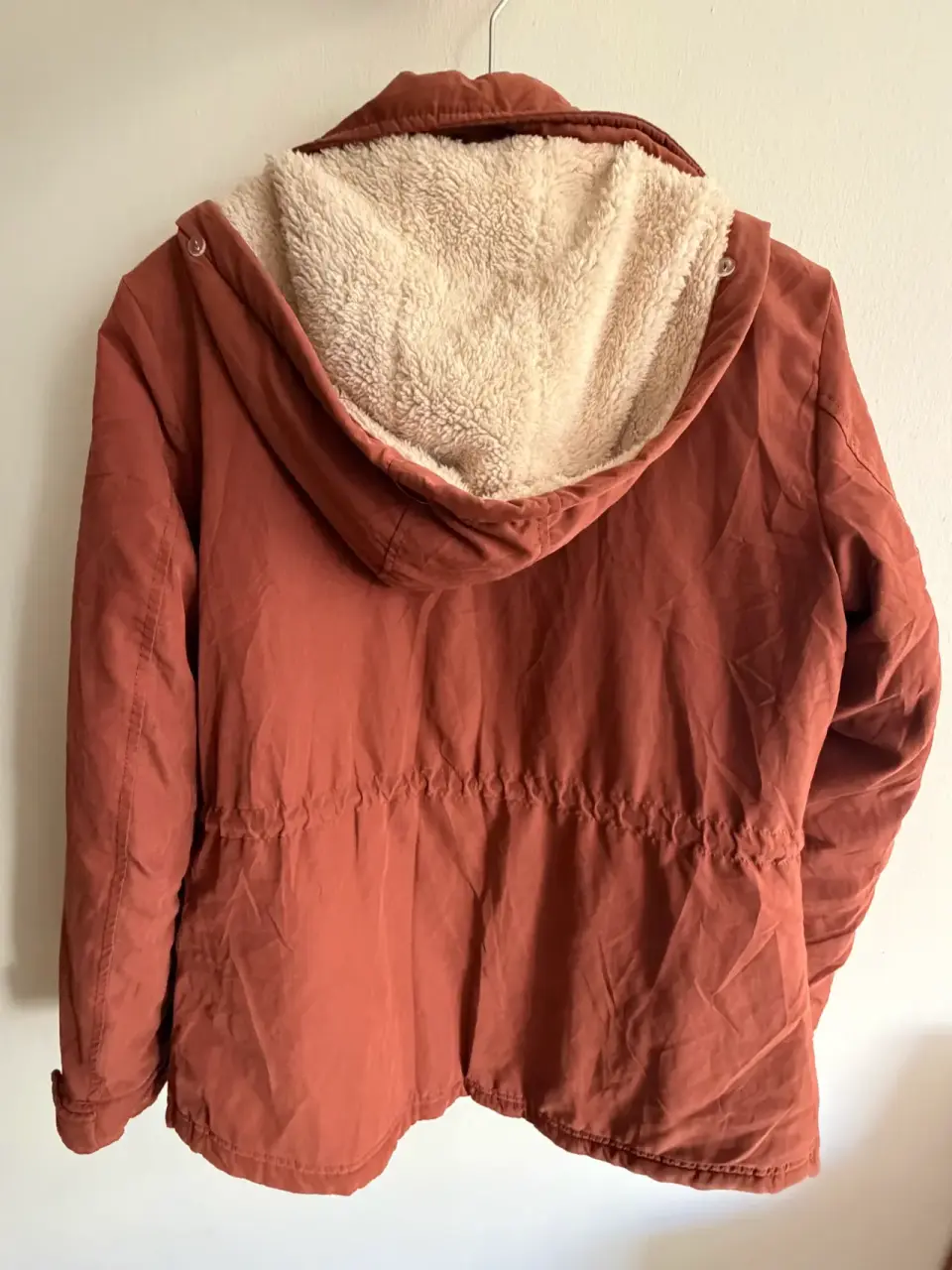 Parka acolchada marca Mossimo talla M terracota - miniatura 2