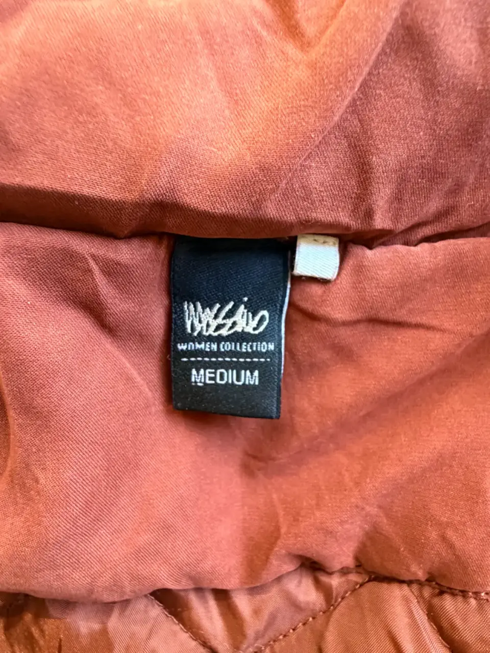 Parka acolchada marca Mossimo talla M terracota - miniatura 3