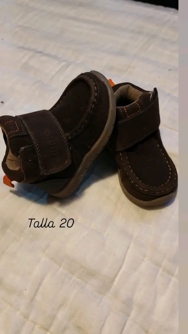 Zapatos infantiles marrones talla 20