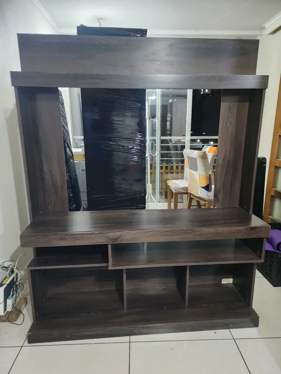 Mueble para TV color madera oscura - miniatura 1