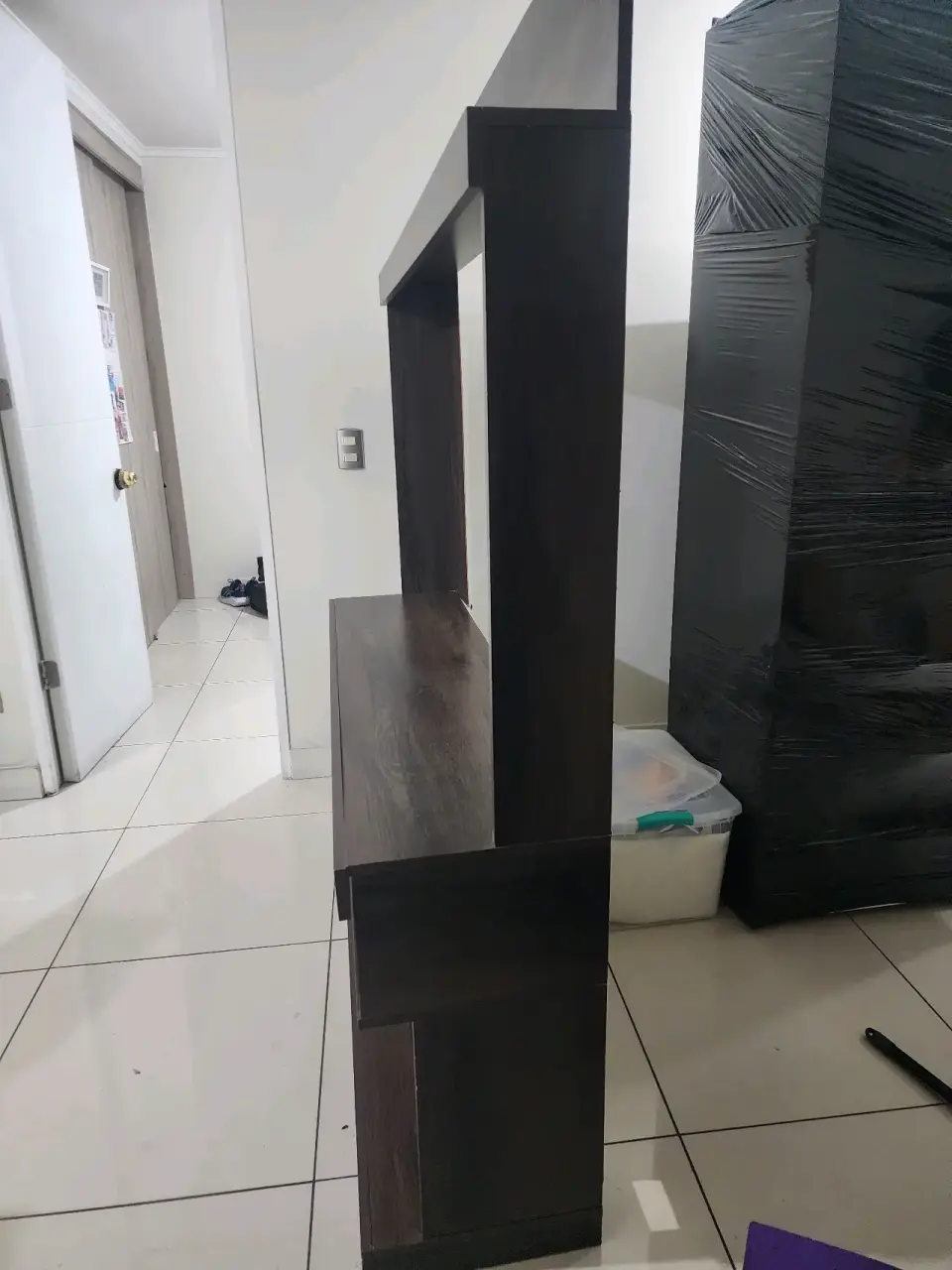 Mueble para TV color madera oscura - miniatura 2