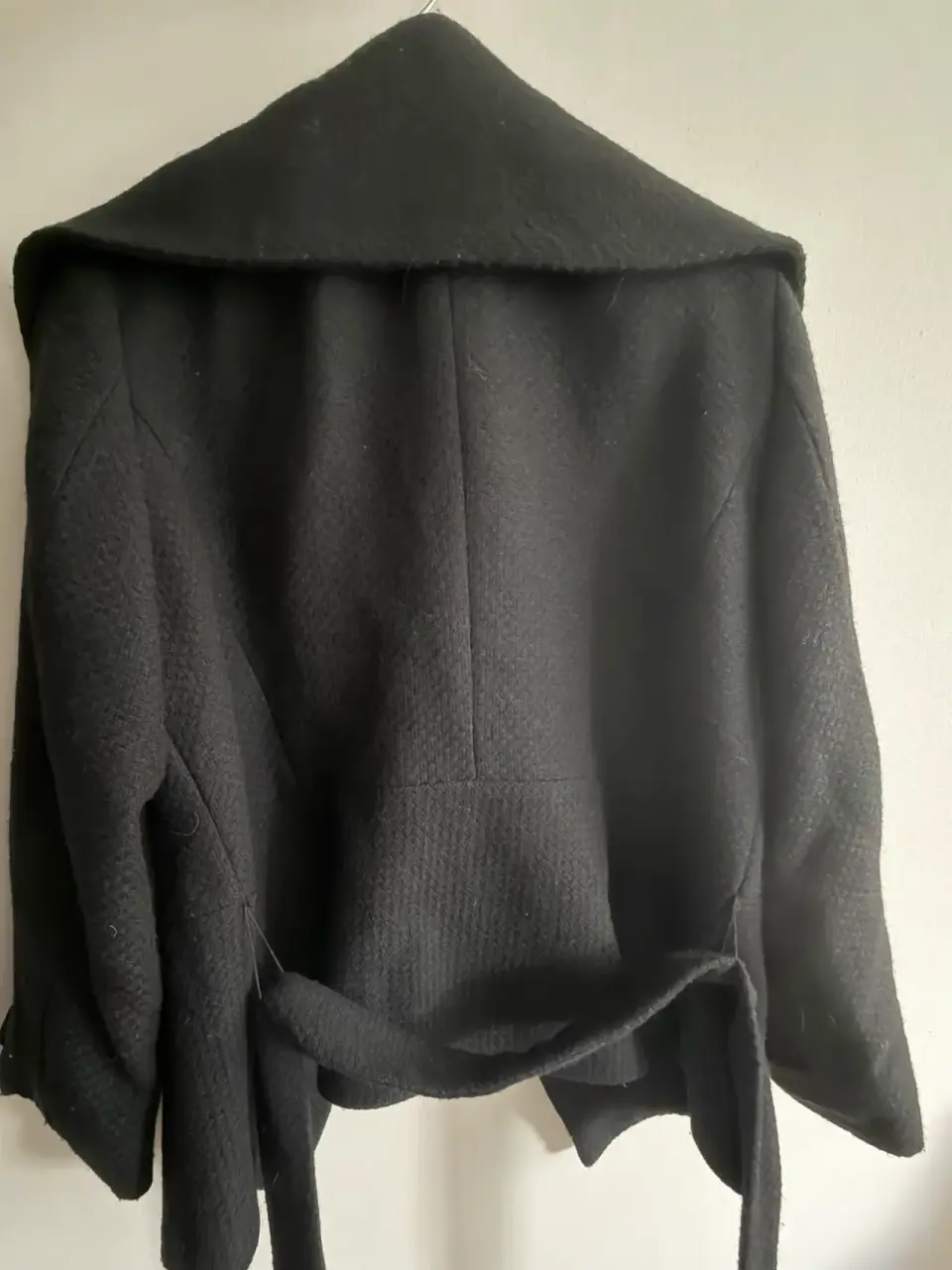 Abrigo negro marca IÓ con forro azul - miniatura 2