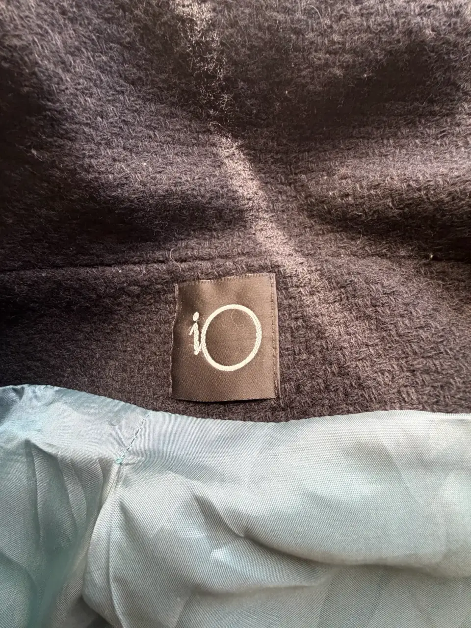 Abrigo negro marca IÓ con forro azul - miniatura 3