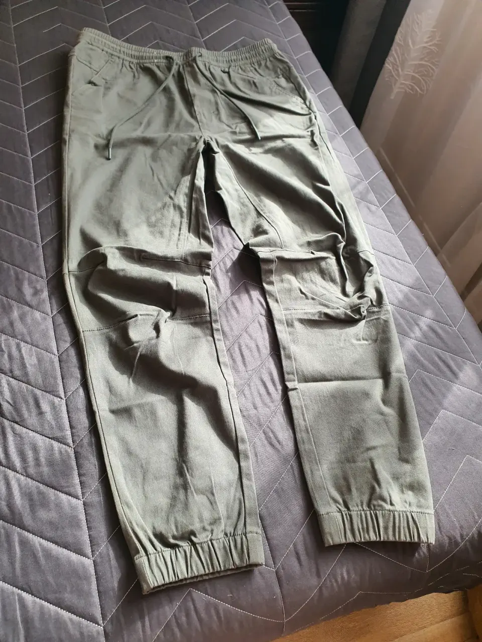 Pantalones cargo verde oliva - miniatura 3